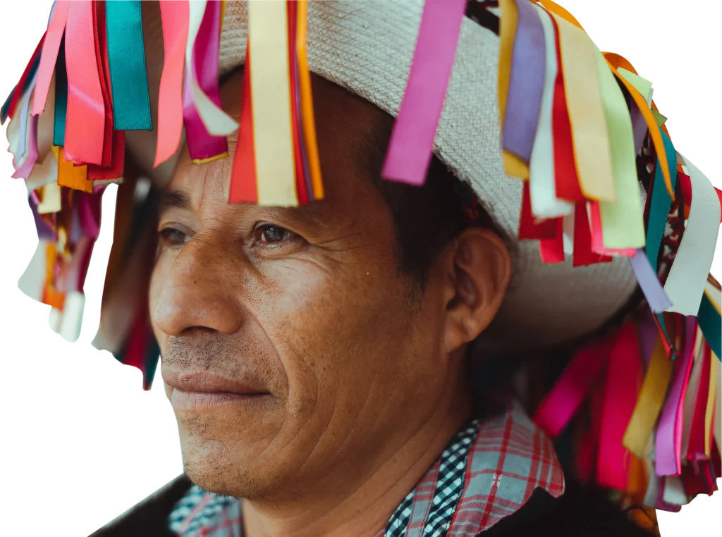 Hombre indígena con tocado de cintas