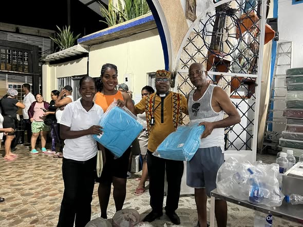 Familias reciben ayudas en la Iglesia La Inmaculada
