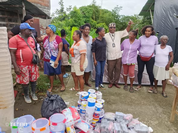 Líderes y familias durante la entrega de ayudas en Quibdó